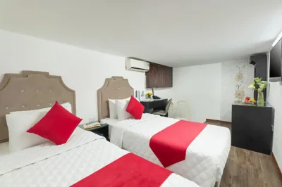 Eenvoudige tweepersoonskamer met twee aparte bedden en gedeelde badkamer — Golden Time Hostel 3